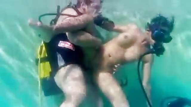 Sommozzatori fanno sesso sott'acqua